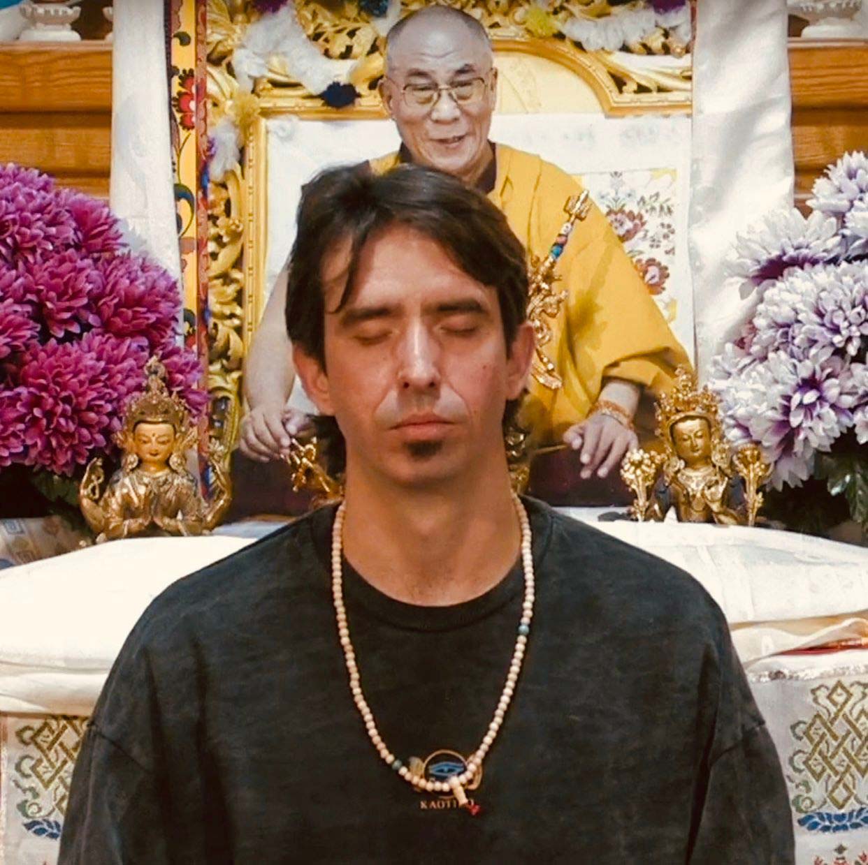 Tenzin Ösel Hita, recognized as the reincarnation of Lama Thubten Yeshe sittong on the throne.